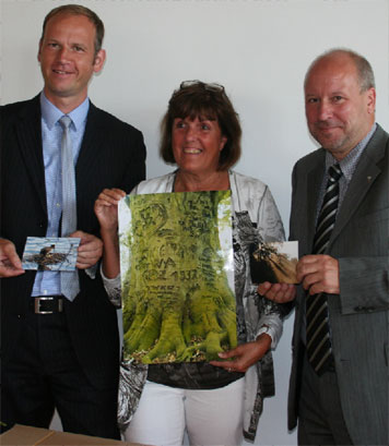 Die Jurymitglieder Veit Kalinke (li.), Fotografenmeisterin Roswitha Werner und Fred Mahro mit den drei besten Schnappschüssen 	Foto: U. Schameitat