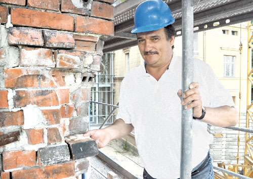 Nach der Villa Ostrower Damm 17/18 in Cottbus sind die Männer von Bernd Golnik, Geschäftsführer der Krautz Bau GmbH aus Cottbus, seit zwei Monaten dabei, die Klinkerfassade der ehemaligen Tuchfabrik Jürss & Elger zu sanieren. Sieben verschiedene Schmuckklinkerformen werden geputzt, repariert oder durch Neuanfertigungen ersetzt 	Fotos: Jens Haberland