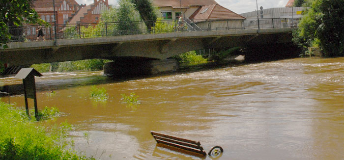 Mehr als nur nasse Füße hätte sich am Montag jeder geholt, der hier auf der Bank hätte Platz nehmen wollen. Der Krisenstab der Stadtverwaltung hat am 7. Juli seine Arbeit aufgenommen und koordiniert die Hochwasserbekämpfung 	Foto: M.K.