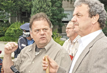 In zwei Jahren wird das heutige Steenbeck-Gymnasium im Stadtteil Sandow abgerissen. Die freie Fläche, so der Oberbürgermeister Frank Szymanski (r.) gegenüber dem Vorsitzenden des Sandower Bürgervereins Olaf Schöpe beim Stadtteilrundgang, soll verkauft werden. Attraktive Wohnungen können hier entstehen. Über die Weiterentwicklung des Spreebogens soll Anfang 2013 entschieden werden       Foto: M.K.