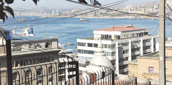 Die Stadt Valparaiso umschließt in einem fast geschlossenen Kreis den großartigen Naturhafen, aus dem wir in den Pazifik starten
