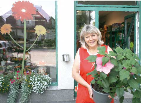 Doris Paulick freut sich, ihre Kunden jetzt noch besser in der neuen Verkaufsstelle an der Forster Straße bedienen zu können
