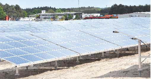 Der Solarpark, der auf der einst ungenutzten Seite des Gewerbegebietes Deutlowitz steht, ist dem Landkreis ein Dorn im Auge. Doch auch mit dieser Fotovoltaikanlage gibt es noch reichlich freie Flächen. Wer sich am Kreisentwicklungskonzept beteiligen und seine Meinung beispielsweise zur Ansiedlung von Industrie und produzierendem Gewerbe in Guben kund tun will, hat nur noch bis zum 31. August Zeit