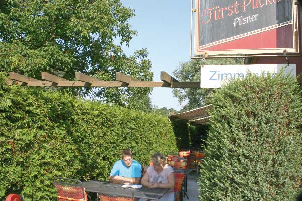 Die Pückler-Stube lädt zur Rast im Grünen ein. Hier wird man mit saisonalen Gerichten verwöhnt und kann gleich eine Übernachtung in einem der gemütlichen Zimmer buchen