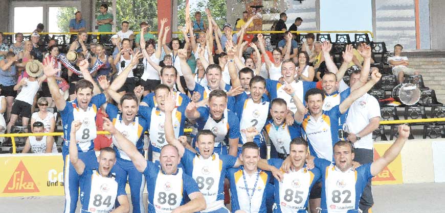 Riesenjubel beim Team Lausitz nach den Vorläufen im Hakenleitersteigen am Donnerstag im Radstadion. Die von Benny Bastisch trainierte Mannschaft hat am besten angeschnitten. Im abendlichen Finale schaffte es René Frost auf Platz 3 hinter Tom Gehlert (Team Thüringen) und Klaus Köster (Team MV 2). Am heutigen Samstag folgen weitere Disziplinen Foto: Ha.