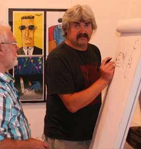 Zur Ausstellungseröffnung in der Sprucker Mühle bewies Karikaturist Tomasz Woloszyn sein Schnellzeichnertalent. Zur Museumsnacht am 1. September wird er erneut in Aktion zu erleben sein. In der Sprucker Mühle sind die Arbeiten am Wochenende jeweils 14 bis 16 Uhr zu sehen