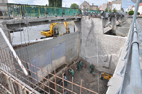 Die Bauarbeiten am Neiße-Wehr des Gubiner Wasserwerkes gehen voran. Die Rückbauarbeiten des Fundamentes am ersten Wehrgraben sind fast abgeschlossen, in wenigen Tagen wird mit dem Gießen der neuen Mauern begonnen. Parallel haben die Fräsarbeiten am zweiten Schleusentor begonnen. Wie lange die Neiße noch ungehindert unter der Brücke hindurch fließen kann, ist noch nicht abzusehen. Das bedeutet für Wasserwanderer weiterhin höchste Gefahr. Warnschilder wurden jedoch inzwischen flussaufwärts aufgestellt. Letzter sicherer Ausstieg ist an der Egelneiße 	Foto: Jens Haberland