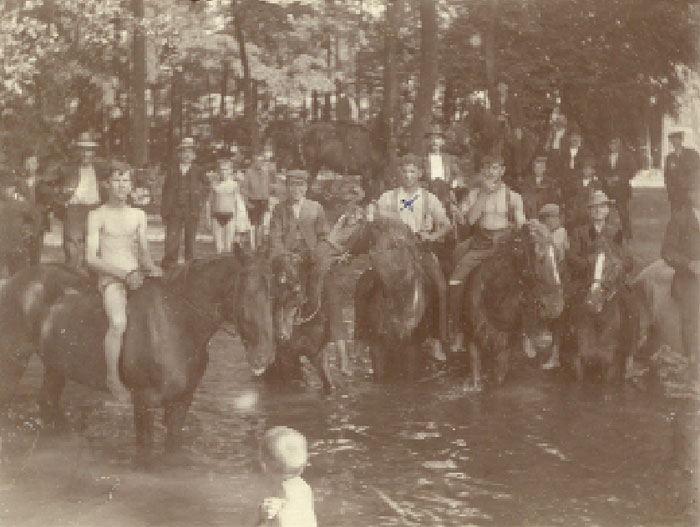 Eine historische Aufnahme vom Hahnrupfen in Ströbitz um 1910: Die Reiter kühlten sich und die Pferde nach dem Wettkampf am Steinteich hinter der alten Mühle ab. In der Bildmitte ist mit einem Kreuz Fritz Dobring markiert, der Vater von Helmut Dobring und Hildegard Woithe (geborene Dobring)