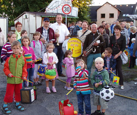 Die ersten Geburtstagslichter für das 560-jährige Ströbitz zünden die Kinder beim Lampionumzug am Freitag um 19.30 Uhr auf dem Wilhelm-Nevoigt-Platz an. Wichtigste Helferin beim Anzünden der Lichter und ist Ute Lange (re.) vom Ströbitzer Bürgerverein. Seit Jahren kümmert sie sich um den Umzug. Dann gehts gemeinsam mit den Fidelen Gaglowern und der Jugendfeuerwehr durch Ströbitz
