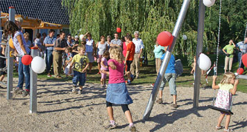 Den neuen Spielplatz nahmen die Zahsower Kinder sofort begeistert in Besitz                           Foto: Manfred Hartnick
