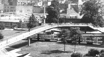 Brücke mit Uhr und Gaststätte „Stadttor“ um 1976