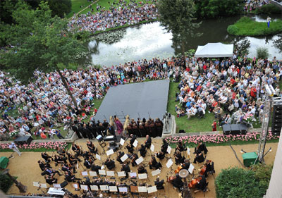 6000 Gäste erlebten am Sonntag die Spielplanpräsentation im Branitzer Park, viele von ihnen gönnten sich den Genuss des Abschlusskonzertes. Die Spielzeit 20012/13 steht im Zeichen des 100-jährigen Orchesterjubiläums und runder Geburtstage von Dichtern und Komponisten wie Strittmatter (100) und Richard Wagner (200)                            Fotos: J. Heinrich