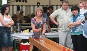 Beliebt bei Mann und Frau ist die Bierrutsche, die beim Dorffest wieder zum Einsatz kommen wird 	          Foto: privat