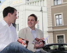 Ab dem kommenden Jahr gibt es wieder Jugendweihen im Weltspiegel: Jens Taschenberger (links) im Gespräch mit Frank Heinrich vom Märkischen Boten 	Foto: privat