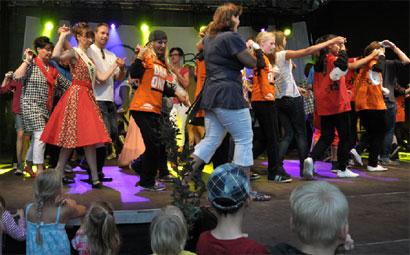Eine begeisternde Show zeigten die Kinder und Jugendlichen von „Danconym“ am Sonntag vor der Krönung. Nach ihren Tanzgeschichten tanzten sie mit dem Publikum Annemarie-Polka und den Macarena-Hit
