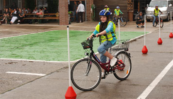Die Fünftklässler aus der Astrid-Lindgren-Grundschule konnten am Mittwoch den erneuerten Verkehrsgarten mit ihren Rädern einweihen 		         	Foto: Mathias Klinkmüller
