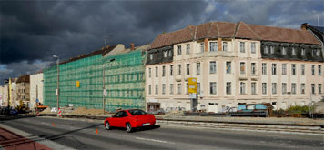 Das Eckhaus an der Bahnhofbrücke war als Hotel „Berliner Hof“ nach der Zerstörung im Bombenhagel 1945 nur dürftig wieder aufgebaut worden. Die Substanz ist marode   Foto: H.
