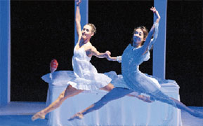 Prokofjews Ballett „Romeo und Julia“ in der Cottbuser Choreografie von Ralf Rossa aus Halle - Szene mit Denise Ruddock (Julias Freundin, l.)) und Venira Welijan (Julia)  F.: M. Kross