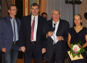 Trainerlegende Eberhard Pöschke (2.v.r.) neben Weltmeisterin Trixi Worrack. Detlef Pomnitz (l) und Michael Müller überbrachten ihr die Silberne Ehrennadel des Radverbandes 