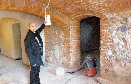 Im Gewölbekeller stießen die Arbeiter bei der Sanierung auf gemauerte Feldsteine. Bürgermeister Dieter Perko freut sich, dass das Mauerwerk so erhalten bleiben konnte. Jugendclub und Museum sollen im Keller Platz finden
