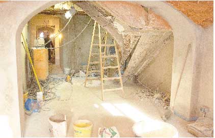 Viel Arbeit haben noch die Zimmerer vor sich, welche die alte Holztreppe rekonstruieren. Wie hier im Keller wurden auch alle Elektroleitungen neu verlegt. Der Betrachter schaut hier vom Museum aus zum Gang, der zum Jugendclub führt
