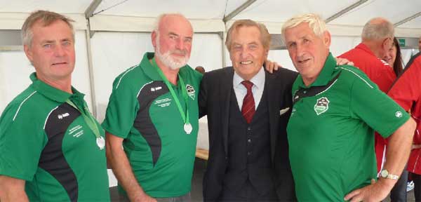 DFB-Ehrenpräsident und Schirmherr des Cups, Gerhard Mayer-Vorfelder, mit den Wackeranern Reinhard Kloschinski, Reinhard Paulig (Mannschaftsleiter) und Manfred Tanne Pöschk (langjähriger Mannschaftsbetreuer) v.l.. Gerhard Mayer-Vorfelder hängte den Spielern die Silbermedaillen um den Hals