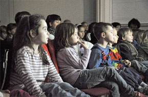 Gespannte Kinderaugen: Zum Jubiläum lud das KJFZ das Puppentheater Michaelis ein, die das lehrreiche Märchen „Das Moosweiblein“ in der Aula der Europaschule aufführten 