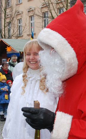 Der Weihnachtsmann und sein Engel sind an allen drei Lichterfest-Tagen auf dem Markt anzutreffen