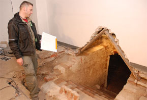 Der Archäologe Lars Ruhnow dokumentiert den neuen Zugang zur Brühlgruft, der Hauptzugang wird 	Foto: M.K.