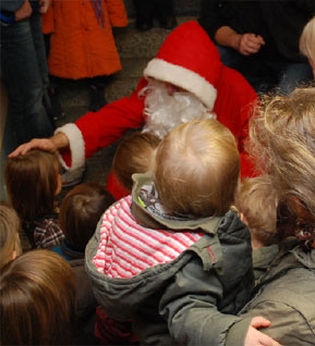 Der Bundespolizei-Weihnachtsmann wurde von den Kindern umzingelt
