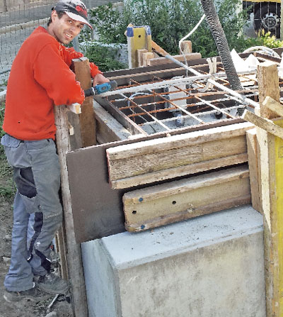 Über die gewaltigen Dimensionen des Fundaments für die Blaue Uhr in der Bahnhofstraße, Einmündung Rudolf-Breitscheid-Straße, wundert sich Enrico Bork. Er ist als Spremberger mit der Firma Salta Tief- und Industriebau weltweit unterwegs, meist beim Bau von Umspannwerken. Aber der schlanke Turm, der einst die Fußgängerbrücke schmückte, hat eine beträchtliche Höhe und braucht festen Stand. Das eigentliche Fundament ist schon fertig; hier schalt der Betonbauer den Sockel ein, auf dem später Passanten auch direkt unter der Uhr sitzen können 	Foto: J. Heinrich