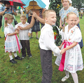 Die Bärenbrücker, einschließlich Kinder, feiern nächstes Wochenende das 565-jährige Ortsjubiläum, das sich um das traditionelle Hahnrupfen rankt. Freitagabend beginnt das Feiern mit einem SIX-Konzert, Vorband sind die jungen Hardrocker aus Turnow-Drehnow Cerveza. Sonnabend (28.7.) startet der Umzug mit Reitern, Trachtenfrauen und Landtechnik um 14 Uhr auf der Bärenbrücker Höhe. Acht Jugendliche kämpfen um den Hahn und werden von den Mädels im Karren gefahren. Pferdeshow für Kinder, selbstgebackener Kuchen und nA und-Tanz am Abend gehören dazu. Sonntag folgt ab 13 Uhr ein Sport- und Kinderfest 	Foto: Kliche