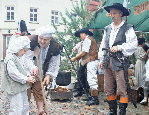 Das Räuberlager, organisiert durch den MC Spremberg und die Bullwinkel-Humpenbrüder Spremberg, wird beim Heimatfest mit den Haidemusikanten der Spree-Neiße-Musikschule für Stimmung sorgen 			Foto:CGA-Archiv
