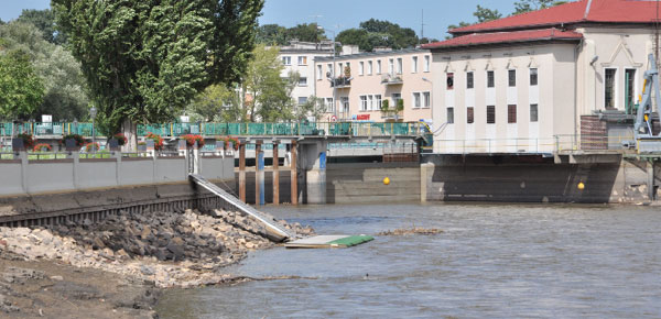 Größte Gefahr herrscht derzeit für Wasserwanderer oder Badende auf der Neiße. Noch etwa vier Wochen müssen die Schotten offen bleiben, bis die Fundamente für die neue Wehr- und Reinigungstechnik fertig gestellt sind. Extreme Fließgeschwindigkeiten von ca. 7 km/h sind die Folge. Doch weder vor dem Wehr noch in gesetzlich vorgeschriebenem Abstand gibt es Warnschilder, das Rettungsseil mit den gelben Bojen hängt unerreichbar für Bootsinsassen und Schwimmer, warnt Joachim Klos vom Gubener Bootsverein. Weder deutsche noch polnische Verantwortliche scheint das zu stören. Letzter sicherer Ausstieg ist an der Egelneiße. Auf Gubiner Seite soll in Kürze eine Schneise in den bis zu 30 Meter breiten Schilfstreifen geschlagen werden 	Foto: Jens Haberland