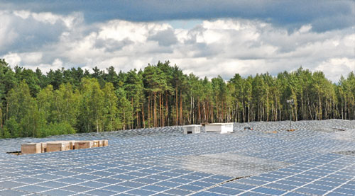 Sonnenschein wünschen sich die Investoren des Solarparks Parkstraße in Döbern, der am Freitag eröffnet wurde. Auf einer Fläche von 18 Fußballfeldern wurden hier 26 500 Module aufgestellt, die von oben betrachtet, wie die Oberfläche eines Sees schimmern. Mit den 6,3 Megawatt Leistung könnten 1600 Vierpersonen-Haushalte mit Strom versorgt und dabei 3700 Tonnen CO2 eingespart werden. Insgesamt wurden in den Bau des Solarparks zehn Millionen Euro investiert. Bis der Park dann auch am Netz ist, wird es aber voraussichtlich noch sechs bis acht Wochen dauern. Vom Solarpark könnten neben der Umwelt auch die Döberner selbst profitieren. Der Investor hat vor Ort ein Unternehmen gegründet, so dass anfallende Gewerbesteuern vor Ort und somit im Ort bleiben F: M.K.