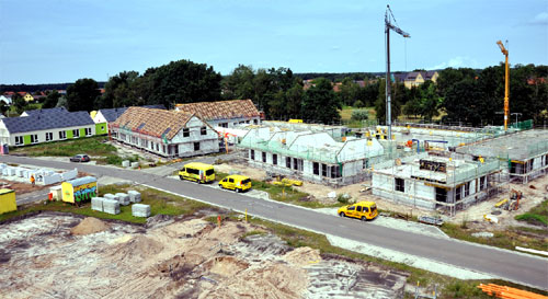 Die Spremberger Baufirma Terpe Bau feierte am 13. Juli auf ihrer derzeit größten Baustelle in Schleife Richtfest. Die Firma baut dort 61 Wohneinheiten. Das sind zwölf 1,5 geschossige Wohnhäuser mit Außenabstellräumen, Garagen und Gärten im Rahmen der Teilumsiedlung. Auftraggeber und Bauherr ist die Vattenfall Europe AG. Baubeginn war Mai 2012. Fertigstellung ist April 2013. Das zweite Objekt (im Hindergrund mit grüner Fassade), welches sich bereits im Ausbau befindet, ist das soziale Zentrum Schleife auch im Rahmen der Teilumsiedlung Schleife Foto: Terpe Bau