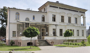 Die einstige Villa F.W. Schmidt beherbergt neben fünf Wohnungen eine Arztpraxis, Physiotherapie, Logopädie, Häusliche Krankenpflege und das Büro von Johannes Fritzschka. Der Saal befindet sich im Hauptgebäude, die große überdachte Terrasse ist direkt zugänglich und könnte nach einem Kulturabend gemütlicher Ort für sommerliche Getränke und individuelle Gespräche sein 	Fotos: Jens Haberland