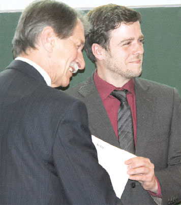 Präsident Prof.  Zimmerli verlieh an Robert Aktinson den Preis für eine Masterarbeit; sie beschäftigte sich mit Auswirkungen der CO2-Einlagerung im Raum Beeskow