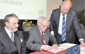 Eine besondere Ehrung ist dem Gubener Pfarrer im Ruhestand, Michael Domke, und dem Stadthistoriker Gerhard Gunia (v.l.) zuteil geworden. Erstmals nach 45 Jahren konnten sich Gubener Bürger auf heute polnischer Seite in das Goldene Buch eintragen. Ausführlich wurde das Schaffen und Wirken der beiden Gubener geschildert