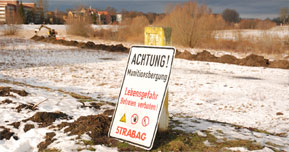 In der vergangenen Ausgabe war ein Foto von rodelnden Kindern zu sehen, welche nur zehn Meter neben dem Ort rodelten, wo jetzt ein Warnschild steht. Grund ist der neue Uferweg-Bau, der im Hintergrund zu sehen ist. Am 17. Januar war am Kegeldamm eine Fliegerbombe gefunden und entschärft worden 			            Foto: Mathias Klinkmüller