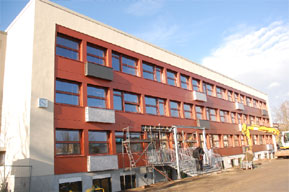 Kupfer. Das ist der bestimmende Fassadenton der sanierten Grundschule im Cottbuser Stadtteil Ströbitz. Wie Architekt Fred Wanta erklärt, wird die Schule bei Hitze gänzlich kupferfarben sein, da der Fenster-Sonnenschutz diese Farbe hat. Auffallend von außen sind die balkonähnlichen Lüftungselemente für jedes der 19 Klassenzimmer       Foto: Mathias Klinkmüller