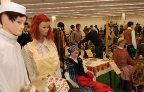 Viel Arbeit haben sich der Förderverein Noßdorfer Wassermühle, die Noßdorfer Heimatstube und das Noßdorfer Bündnis Tradition und Zukunft bei der neuen Puppen-Ausstellung im Schlecker-Markt gemacht. Von der Kutsche bis zur Kaffeetasse haben fleißige Hände hier detailgetreu das Leben auf dem Lande von einst nachgestellt. Das Besondere: auch Tiergeräusche wie Hahn und Kuh oder Gewitter und Regen sind zu hören       Foto: M. Klinkmüller