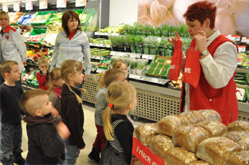 Angesagtes Obst und Gemüse finden war für die Kinder der Klein Döbberner Kita Essohlinos eine lösbare Aufgabe mit riesig viel Spaß. Zur Belohnung gabs von REWE-Marktleiterin Kerstin Schumacher Beutel mit Besteck, Becher, Leckerem 	Fotos: Jens Haberland