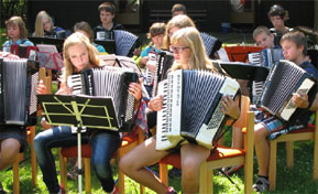 Einen Musikmarathon hat die Spree-Neiße-Musikschule im Jahr 2013 vor sich. Premiere feiert am 3. Juni eine Veranstaltung mit junger Popularmusik auf dem Spremberger Schlosshof. In Forst wird der Tag des Tanzes wieder ein Höhepunkt                     Foto: Musikschule