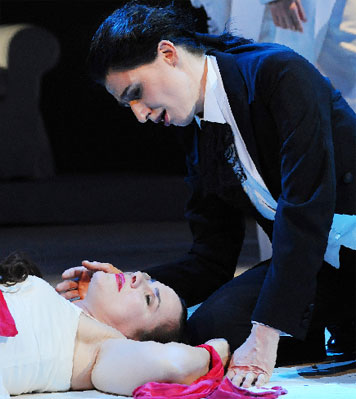 Für die Premiere der Oper Orfeo ed Euridice heute (Sa.) 19.30 Uhr im Großen Haus, hier in der Szene mit Isa Katharina Gericke (Euridice) und Marlene Lichtenberg (Orfeo), gibt es noch Karten. Um 19 Uhr findet eine Stückeinführung statt. Intendant Martin Schüler inszenierte die Oper im November in Sanssoucis