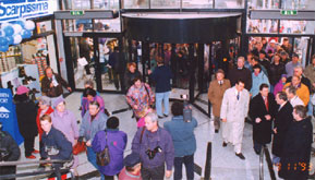 Am Donnerstag, 18. November 1993, wurde die Fürst-Pückler-Passage durch Oberbürgermeister Waldemar Kleinschmidt eröffnet. Der Ansturm der Cottbuser hielt bis in die Vorweihnachtszeit an. Größter Mieter war zu diesem Zeitpunkt der Modeausstatter Ebbinghaus