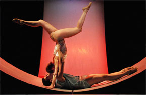 So akrobatisch wie in dieser Szene mit Jennifer Hebekerl und István Farkas verharrt das Tanzspiel der „Berührungen“ nur selten. Eigentlich ist es ein unentwegtes, bezaubernd schönes Fließen. Das Publikum jubelt Abend für Abend