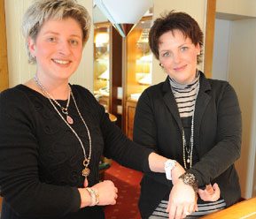 Christiane (l.) und Claudia Sack haben viel Freude an den Titanium-Ceramic-Uhren der BOCCIA-Kollektion. In schwarz und weiß kontrastieren sie perfekt. Es gibt sie auch in anderen Tönen und vielen Formen