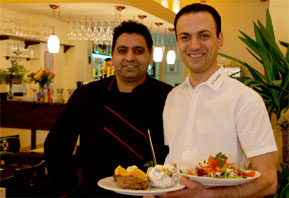 Ashfaq Gumaan, Inhaber des „Amedo“, und sein Geschäftsführer Ahmed Zubair Raufi (re) haben ihr kürzlich in der Berliner Straße 111 eröffnetes Steakhaus in wenigen Wochen zu einem vielgefragten Restaurant entwickelt 	Foto: BeWe