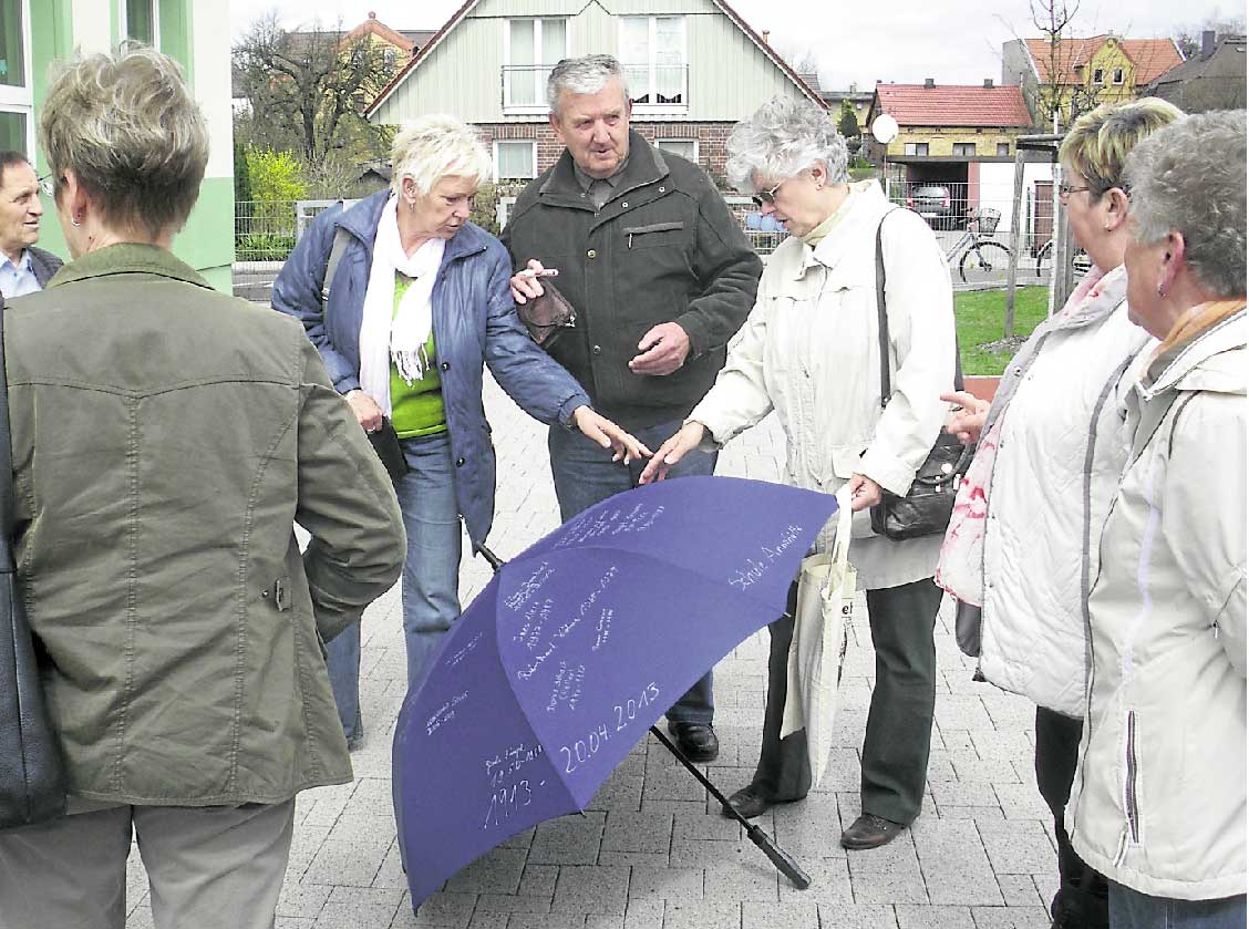Die Herrschaften rechts haben in Annahütte eine gut beschirmte Zeit genossen. Sie geben daher gern ihr Autogramm für die Chronik J.S.